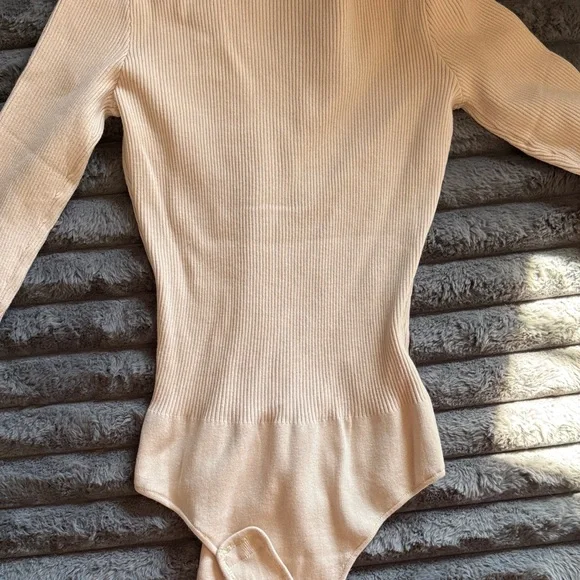 BCBGMaxAzria Beige V-Neck Sweater bodysuit - Picture 6 of 6
